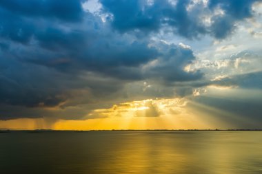 Sunbeam bulut göl üzerinde arkasında.