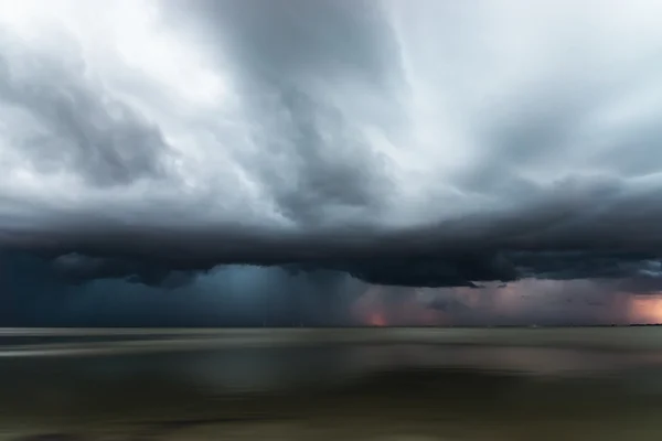 Cena de paisagem nublada antes de uma chuva — Fotografia de Stock