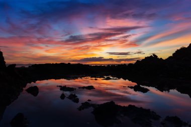 Alacakaranlık gökyüzü göl üzerinde güneş battıktan sonra.