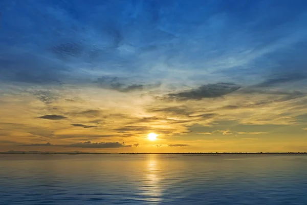 Hermosa puesta de sol en el mar. — Foto de Stock