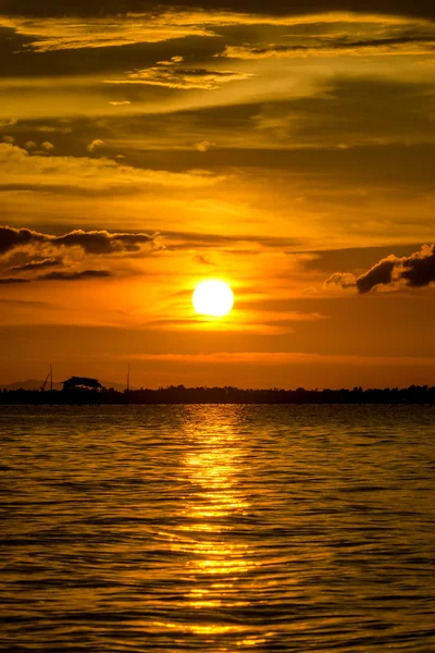 Vacker solnedgång vid sjön. — Stockfoto