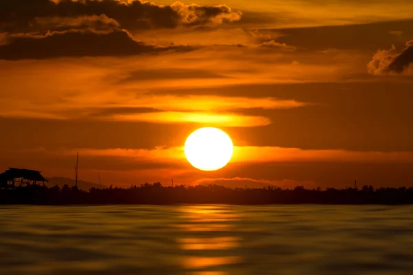 Hermosa puesta de sol en el lago. —  Fotos de Stock