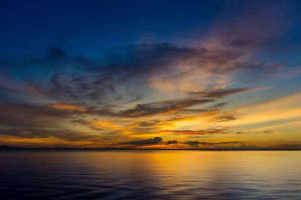 Crepúsculo céu após o pôr do sol sobre o lago . — Fotografia de Stock