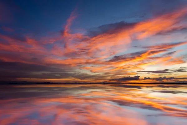 Dämmerhimmel nach Sonnenuntergang über dem See. — Stockfoto