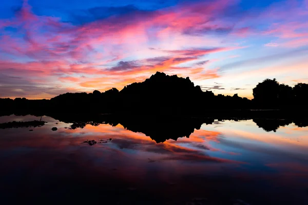 Twilight hemel na zonsondergang over het meer. — Stockfoto