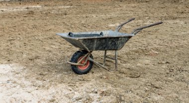 Yerdeki eski el arabası.