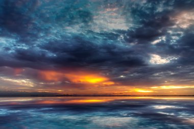 Cennet sahne ve güneş ışığı ile Yağış.