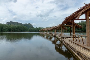 Bambu sallar yüzeyinde, doğa turizm konsepti.