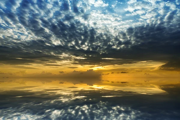 Espejo de Cloudscape en el lago después de la puesta del sol sobre el lago . —  Fotos de Stock