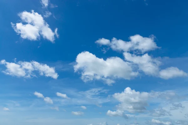 Ciel bleu avec des nuages blancs. — Photo