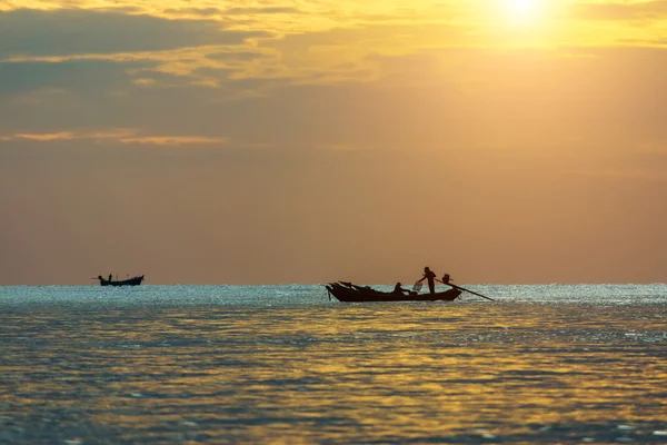 Мінімальне зображення рибальського човна на морі . — стокове фото