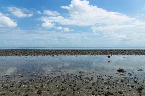 Beau ciel et mer avec des nuages blancs . — Photo