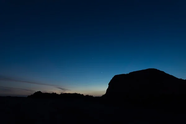 Silhouette der Berge mit Dämmerhimmel nach Sonnenuntergang. — Stockfoto