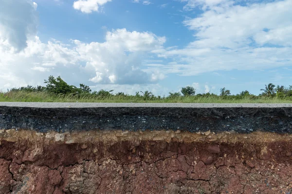 Couches de route avec sol et roche . — Photo