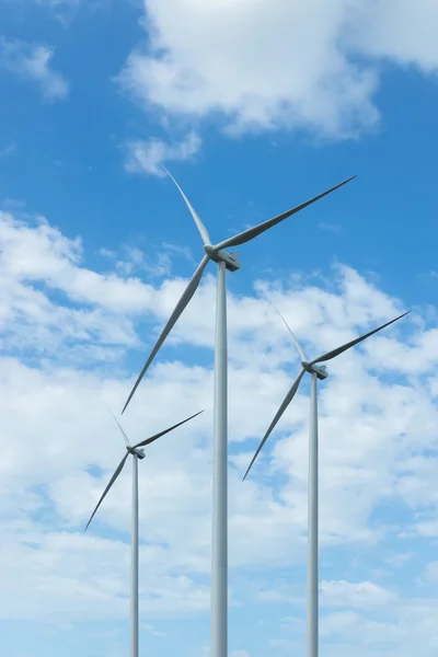 Turbina eólica con fondo de nube en el cielo . — Foto de Stock