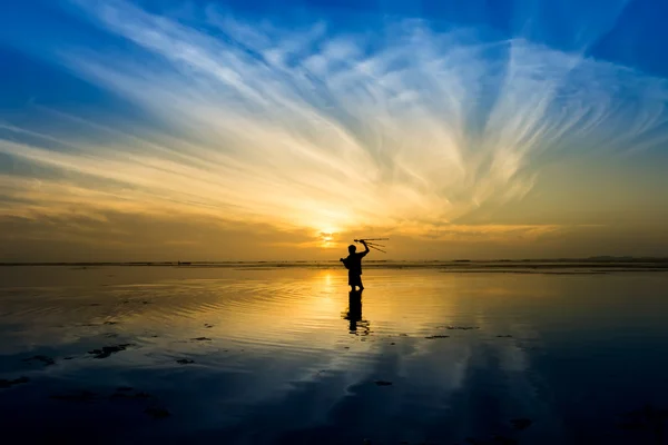 Silhouette minimale de touriste heureux avec des pôles à la main au-dessus de hea — Photo