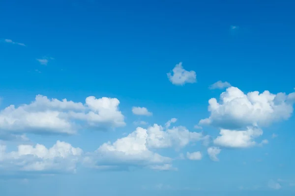 Blauwe hemel met witte wolk en zon. — Stockfoto