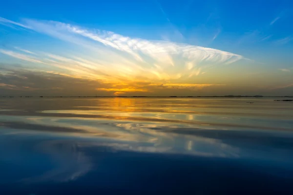 Zrcadlový Sunrise obloha s cloud na jezeře. — Stock fotografie