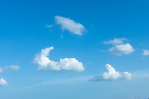 Blauer Himmel mit weißen Wolken und Sonne. — Stockfoto