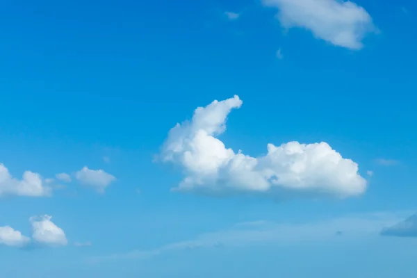 Cielo azul con nube blanca y sol . — Foto de Stock