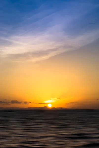 Belo pôr do sol no lago com céu saturado e nuvens. Idéia — Fotografia de Stock