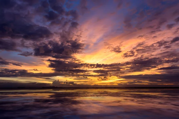 Krásný západ slunce u jezera s nasyceným obloha a mraky. — Stock fotografie