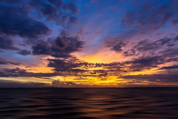 Schöner Sonnenuntergang am See mit gesättigtem Himmel und Wolken. — Stockfoto