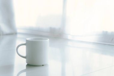 Sabah saatlerinde kahve fincanı. Yumuşak ışık ve boş alan..