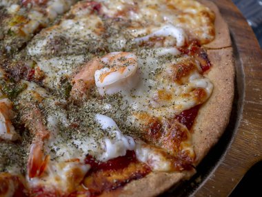 Deniz ürünleri pizzasını kapat..