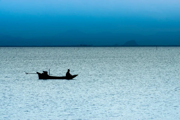 Mavi Saatte Gölde Minimal Balıkçı Siluetleri — Stok fotoğraf