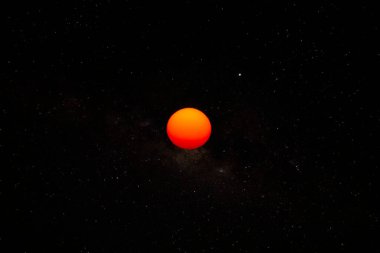 Karanlık arka plandaki yumuşak güneş yıldız tozu ve gürültüsüyle.