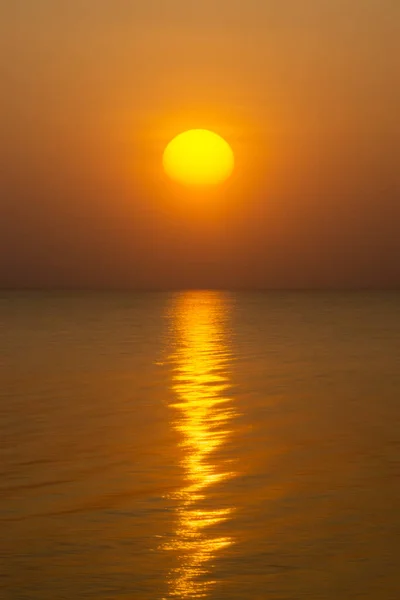 Pôr Sol Suave Lago Com Luz Reflexão Superfície Água — Fotografia de Stock