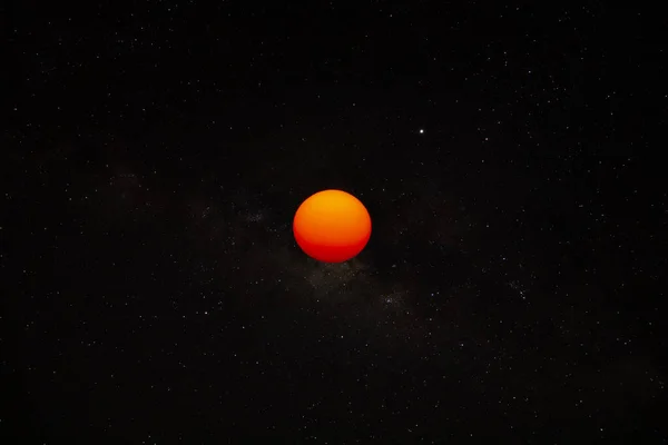 星の塵と騒音を持つ暗い背景の柔らかい太陽 — ストック写真