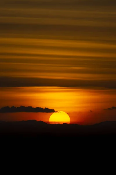 Montanha Silhueta Com Nuvens Sol Linha Céu Pôr Sol — Fotografia de Stock