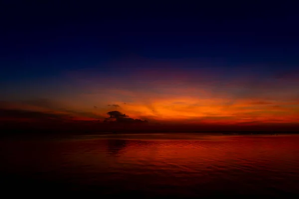 黄金の時間に湖での動きの水面と日没後の薄明かりの空と柔らかい星 — ストック写真