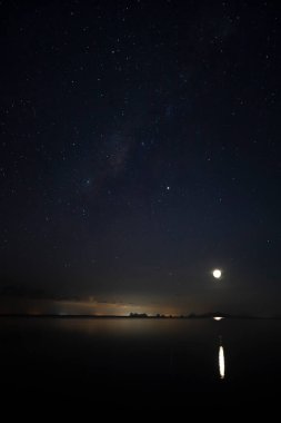 Gürültü ve tahılla dolu, şehrin yumuşak ışıklarıyla gecenin karanlığında Stardust 'un dikey görüntüsü