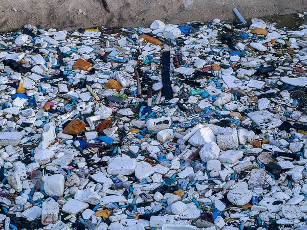 더러운 바다는 쓰레기로 — 스톡 사진