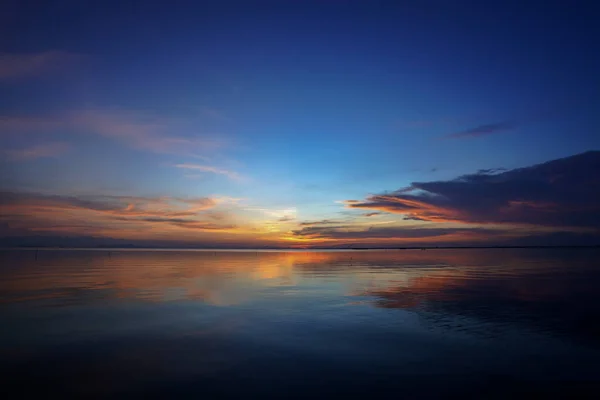 Der Abendhimmel Mit Sternen Nach Sonnenuntergang See — Stockfoto