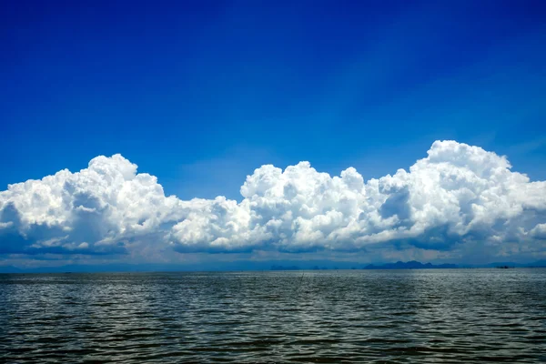 Blue sky with cloud over the lake — Stock Photo, Image