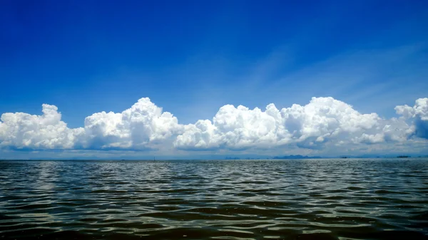 Blue sky with cloud — Stock Photo, Image