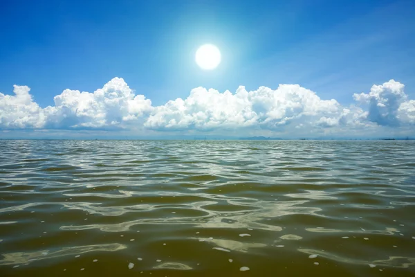 Blauer Himmel mit Wolken — Stockfoto