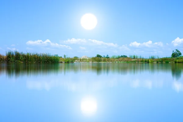 Cielo riflesso nell'acqua — Foto Stock