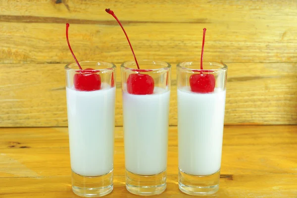 Pudín de jalea con cereza roja . — Foto de Stock