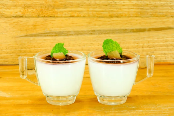 Gelei pudding en fruit cocktail. — Stockfoto