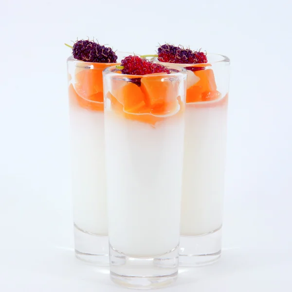 Pudding und Fruchtcocktail. — Stockfoto