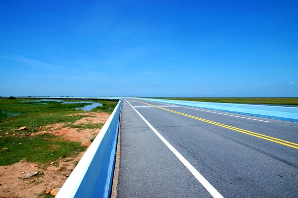 Lege weg en de gele verkeer lijnen. — Stockfoto