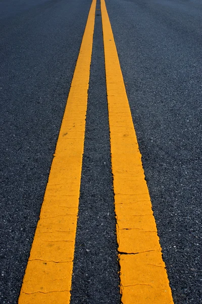 Twee gele verkeer lijnen op de weg. — Stockfoto