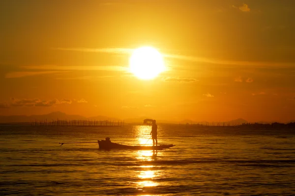 Barche da pesca sul Lago Nero. Con cielo al tramonto, Thailandia . — Foto Stock