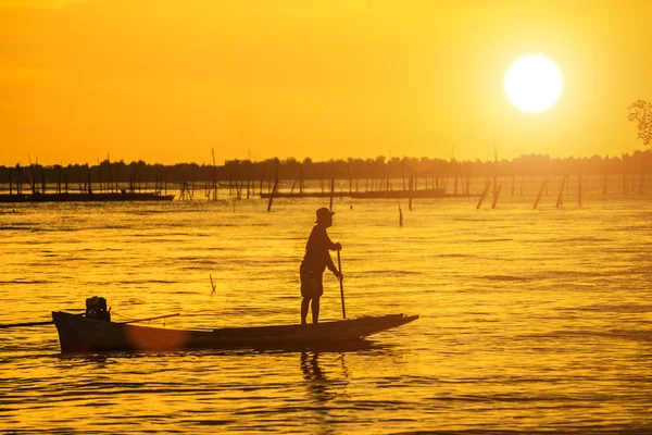 Barcos de pesca no Lago Negro. Com o pôr-do-sol no céu . — Fotografia de Stock