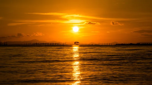 Céu do pôr-do-sol e lago negro, Tailândia . — Fotografia de Stock